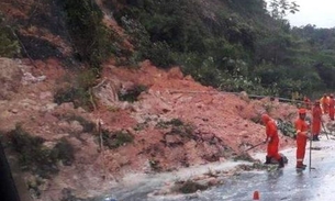 Barranco desliza durante chuva e bloqueia uma faixa da BR-174