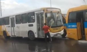 Vídeo: Motoristas de transporte público brigam e depredam ônibus em Manaus 