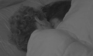 BBB 19: Hana e Alan trocam carícias e sister fica ofegante debaixo do edredom 