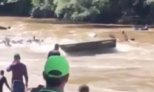 Lancha desgovernada e sem piloto causa pânico em evento tradicional; Veja