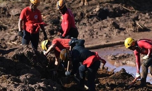 Bombeiros buscam por vítimas na área onde ficava refeitório da Vale