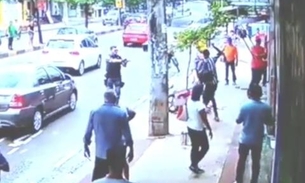 Câmeras flagram momento que picolezeiro ataca policial com faca em Manaus