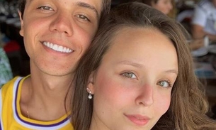 Larissa Manoela faz festão de aniversário e namorado não vai