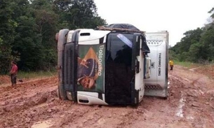 Caminhão tomba na BR-319 um dia após governo Bolsonaro anunciar pacote de obras