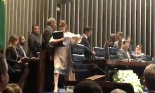 Kátia Abreu defende voto secreto e toma pasta de presidente da sessão