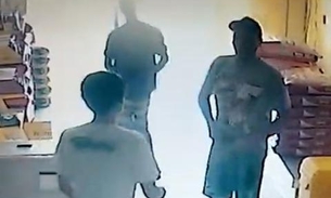 Vídeo: Dupla armada assalta pet shop em Manaus