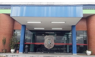 Com cabeça esmagada, homem é encontrado em terreno de casa abandonada em Manaus