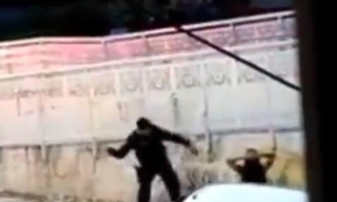 PM é flagrado dando chibatadas em jovem durante abordagem; Veja
