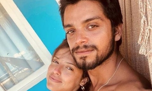 Agatha Moreira dá encoxada em Rodrigo Simas durante pegação em iate