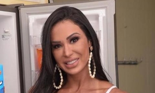 De topless, Gracyanne Barbosa dá close no bumbum de fio dental