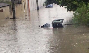 Ilhados, motorista e 6 crianças passam sufoco com carro submerso durante chuva em Manaus