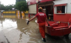 Professora e crianças são resgatadas após ficarem ilhados durante chuva em Manaus