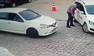 Vídeo mostra homem assassinando taxista após se irritar com demora em estacionamento 