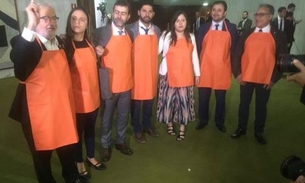 Com laranjas, deputados do PSOL fazem protesto contra Bolsonaro na Câmara