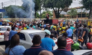 Carro do Manaustrans é quebrado durante manifestação de taxistas e mototaxistas em Manaus 
