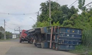 Carreta tomba em avenida de Manaus