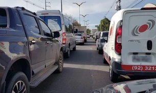 Caminhão em pane deixa engarrafamento quilométrico em avenida de Manaus