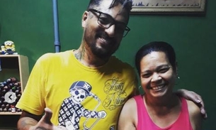 Mulher tatua pênis no braço e diz: ‘gosto muito’