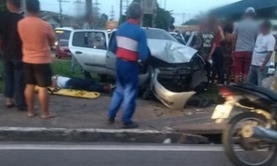 Carro desgovernado atinge poste e deixa dois feridos em avenida de Manaus