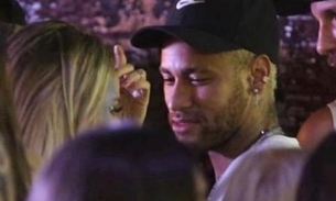 Saiba quem é a loira que trocou beijos com Neymar no Carnaval