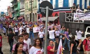 Multidão se reúne em passeata de conscientização pelo Dia da Mulher em Manaus