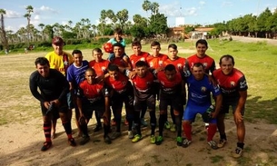 Jogadores de futebol ficam feridos ao serem atingidos por raio enquanto treinavam 