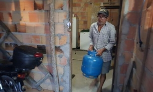 Moradores tentam salvar pertences em meio a demolição de casas em Manaus