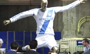 David Beckham cai em pegadinha de estátua falsa; veja o vídeo