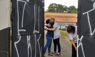 Sobreviventes de massacre são recebidos com flores por psicólogos em Suzano