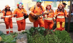 Garis da Alegria vão à feira para conscientizar sobre limpeza do local em Manaus 