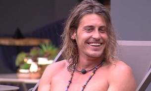 No BBB19, Italiano 'beija' sister durante festa  