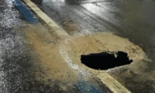 Após reparo em cratera, avenida deve ser liberada em Manaus 