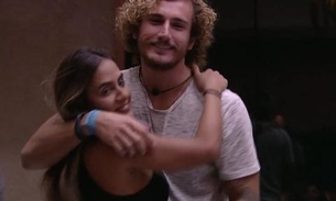 BBB19: Após chamegos, Alan convida Carol para o quarto do líder 