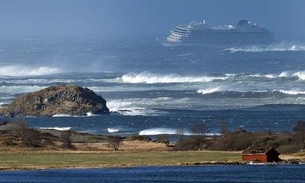 Cruzeiro fica à deriva no mar da Noruega; equipes trabalham no resgate de 1,3 mil