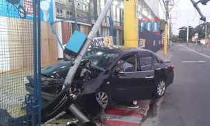 Sem direção, carro arranca semáforo e invade pátio de loja em avenida de Manaus