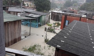 Casa desaba e barranco desmorona durante forte chuva em Manaus