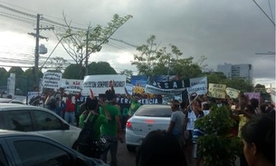Indígenas fecham Avenida Djalma Batista durante manifestação