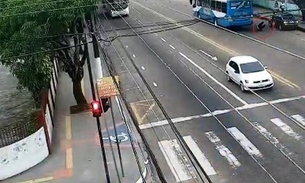 Professora é arremessada de ônibus em movimento 