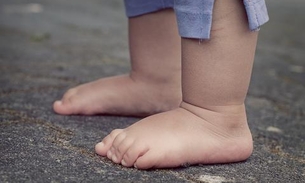 Bebê de 1 ano é atropelado e motorista foge 