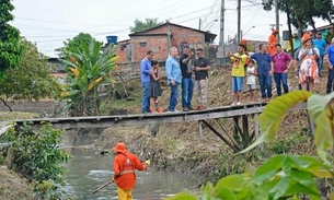 Arthur acompanha serviço de limpeza de igarapé em Manaus 