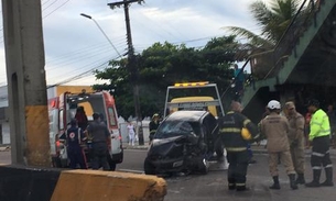 Carro se choca com mureta de concreto e vítimas ficam presas nas ferragens em avenida de Manaus