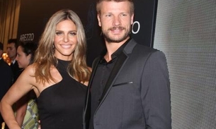 Fernanda Lima anuncia gravidez com foto inusitada ao lado do marido