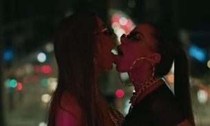 Anitta lança ‘Kisses’ com beijo lésbico e sem pudor; veja clipes