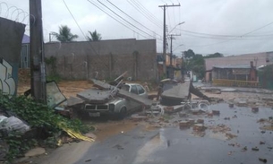 Muro de terreno desmorona sobre carro durante forte chuva em Manaus