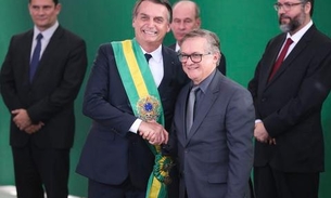 Bolsonaro diz que decidirá destino de Vélez nesta 2ª; tucano é cotado para MEC