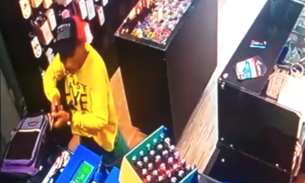 Vídeo: Assaltantes roubam mais de R$ 20 mil em celulares de loja em Manaus