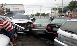 Picape desgovernada invade calçada e bate em 11 carros de concessionária em Manaus
