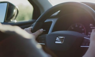 Menino de 7 anos é flagrado dirigindo carro ao lado de pai com sinais de embriaguez 