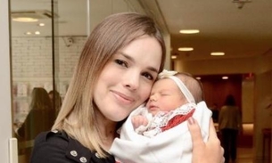 Thaeme deixa maternidade com Liz, sua filha recém-nascida