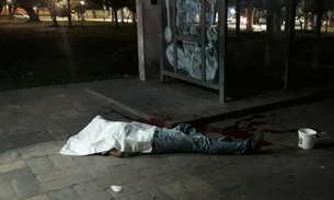Venezuelano é surpreendido por grupo e morto a tiros em praça de Manaus